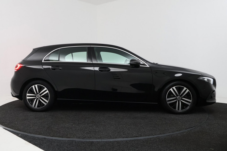 Mercedes-Benz A-Klasse 180 Business Solution Luxury (STOELVERWARMING, SFEERVERLICHTING, NAVIGATIE, CAMERA, PARKEE