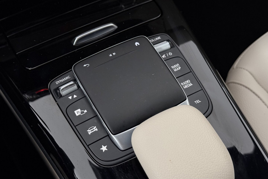 Mercedes-Benz A-Klasse 180 Business Solution Luxury (STOELVERWARMING, SFEERVERLICHTING, NAVIGATIE, CAMERA, PARKEE