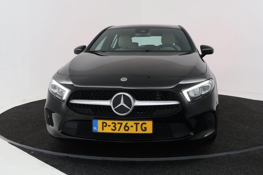 Mercedes-Benz A-Klasse 180 Business Solution Luxury (STOELVERWARMING, SFEERVERLICHTING, NAVIGATIE, CAMERA, PARKEE