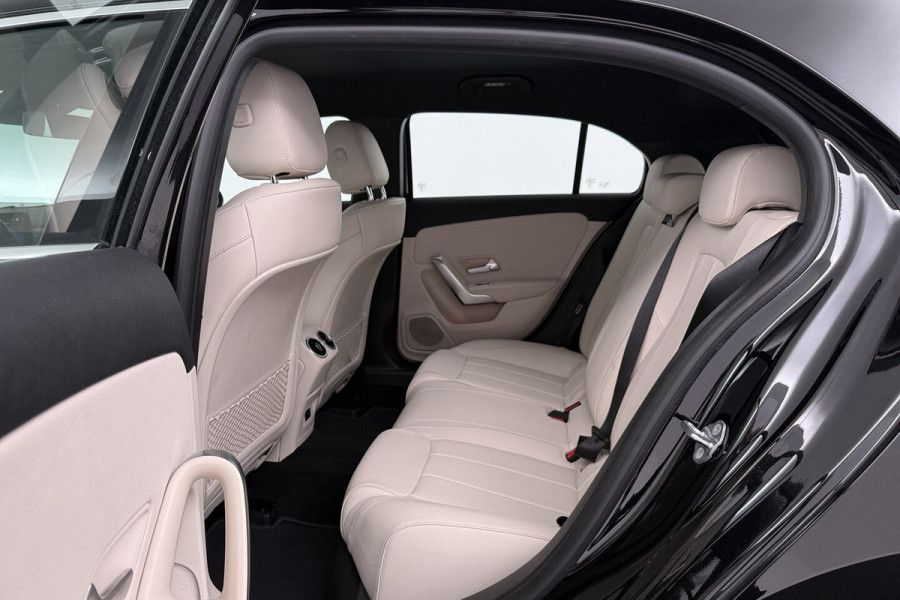 Mercedes-Benz A-Klasse 180 Business Solution Luxury (STOELVERWARMING, SFEERVERLICHTING, NAVIGATIE, CAMERA, PARKEE
