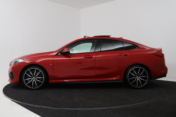 BMW 2 Serie Gran Coupé 218i Executive Edition (PANORAMADAK, SFEERVERLICHTING, NAVIGATIE, CRUISE CONTROL, DEALER O