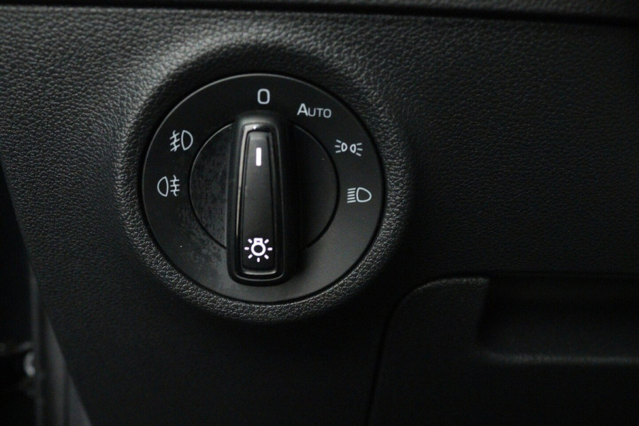 Škoda Karoq 1.0 TSI Clever Edition (NAVIGATIE, STOELVERWARMING, PARKEERSENSOREN, CARPLAY)