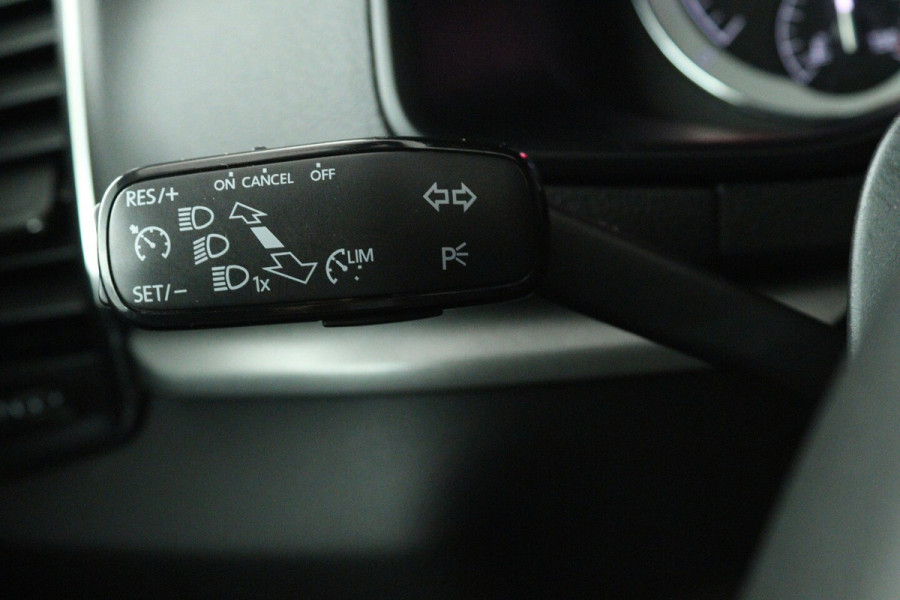 Škoda Karoq 1.0 TSI Clever Edition (NAVIGATIE, STOELVERWARMING, PARKEERSENSOREN, CARPLAY)