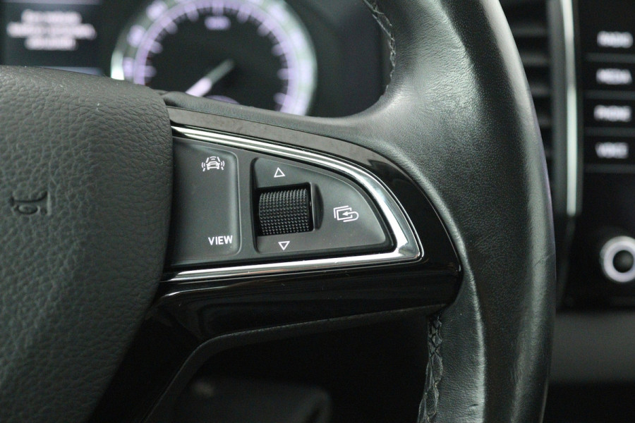 Škoda Karoq 1.0 TSI Clever Edition (NAVIGATIE, STOELVERWARMING, PARKEERSENSOREN, CARPLAY)