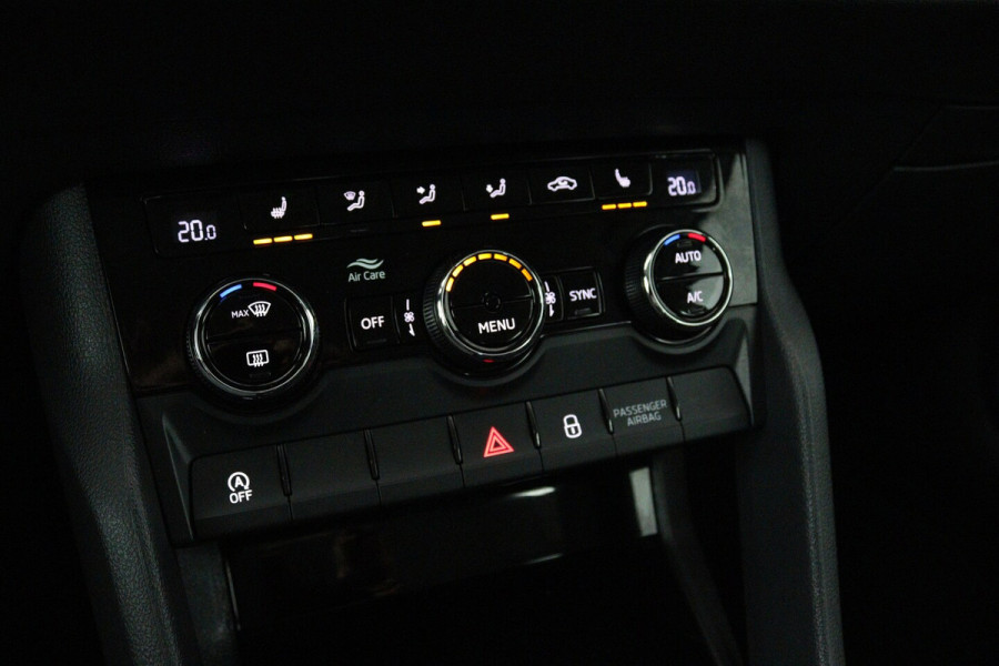Škoda Karoq 1.0 TSI Clever Edition (NAVIGATIE, STOELVERWARMING, PARKEERSENSOREN, CARPLAY)
