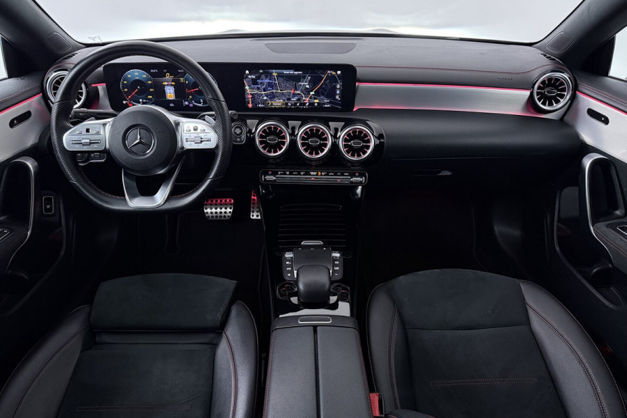 Mercedes-Benz CLA-Klasse 200 Business Solution AMG (PANORAMADAK, STOELVERWARMING, SFEERVERLICHTING, CAMERA, CRUISE
