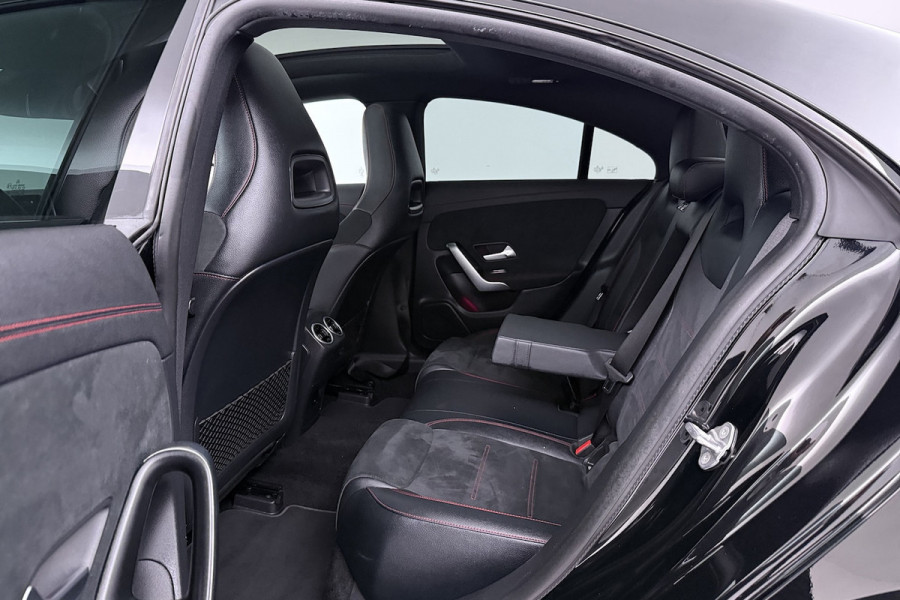 Mercedes-Benz CLA-Klasse 200 Business Solution AMG (PANORAMADAK, STOELVERWARMING, SFEERVERLICHTING, CAMERA, CRUISE