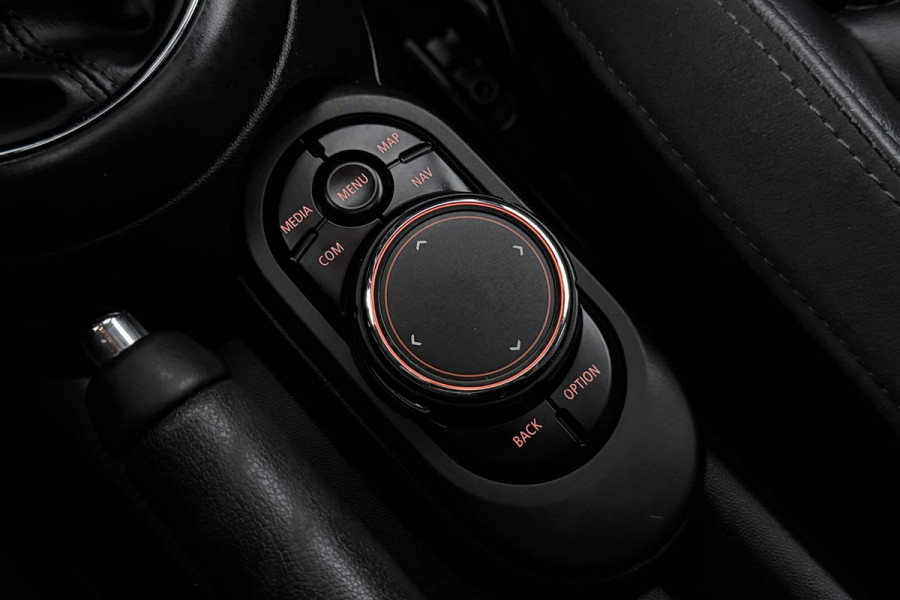 MINI 5-deurs 1.5 Cooper Chili (PANORAMADAK, STOELVERWARMING, H/K AUDIO, DEALER ONDERHOUDEN)