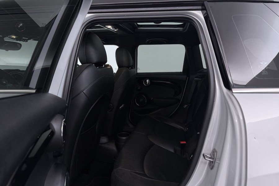 MINI 5-deurs 1.5 Cooper Chili (PANORAMADAK, STOELVERWARMING, H/K AUDIO, DEALER ONDERHOUDEN)