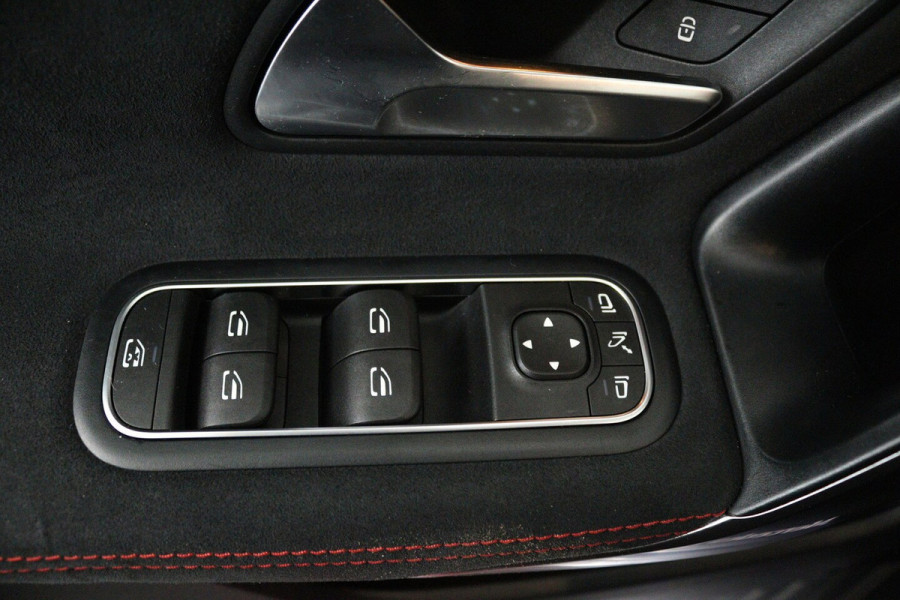 Mercedes-Benz CLA-Klasse 200 Business Solution AMG (PANORAMADAK, SFEERVERLICHTING, STOELVERWARMING, 1e EIGENAAR, GO