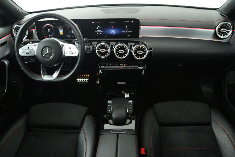 Mercedes-Benz CLA-Klasse 200 Business Solution AMG (PANORAMADAK, SFEERVERLICHTING, STOELVERWARMING, 1e EIGENAAR, GO