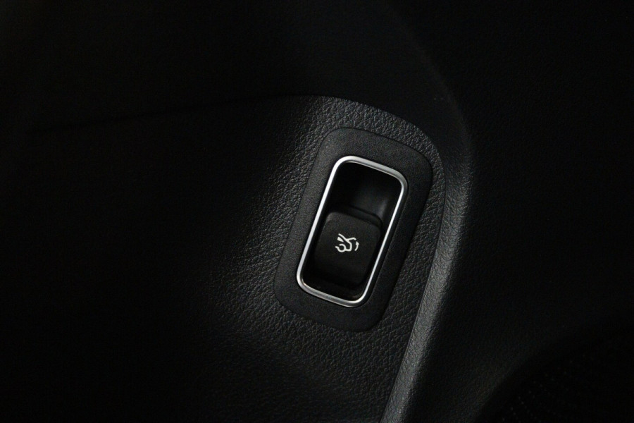 Mercedes-Benz CLA-Klasse 200 Business Solution AMG (PANORAMADAK, SFEERVERLICHTING, STOELVERWARMING, 1e EIGENAAR, GO