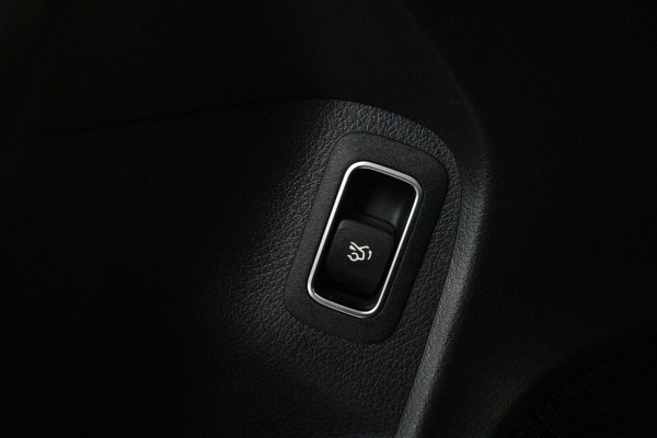 Mercedes-Benz CLA-Klasse 200 Business Solution AMG (PANORAMADAK, SFEERVERLICHTING, STOELVERWARMING, 1e EIGENAAR, GO