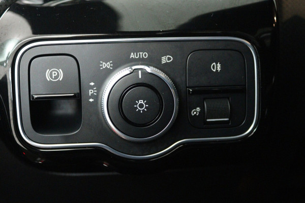 Mercedes-Benz CLA-Klasse 200 Business Solution AMG (PANORAMADAK, SFEERVERLICHTING, STOELVERWARMING, 1e EIGENAAR, GO