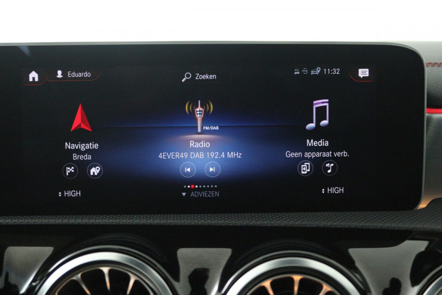 Mercedes-Benz CLA-Klasse 200 Business Solution AMG (PANORAMADAK, SFEERVERLICHTING, STOELVERWARMING, 1e EIGENAAR, GO