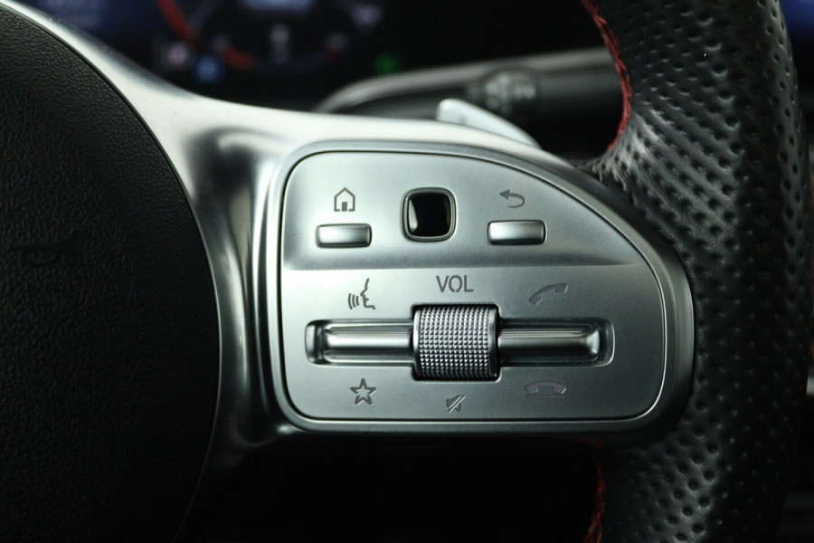 Mercedes-Benz CLA-Klasse 200 Business Solution AMG (PANORAMADAK, SFEERVERLICHTING, STOELVERWARMING, 1e EIGENAAR, GO