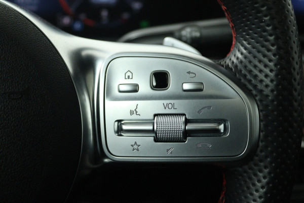 Mercedes-Benz CLA-Klasse 200 Business Solution AMG (PANORAMADAK, SFEERVERLICHTING, STOELVERWARMING, 1e EIGENAAR, GO