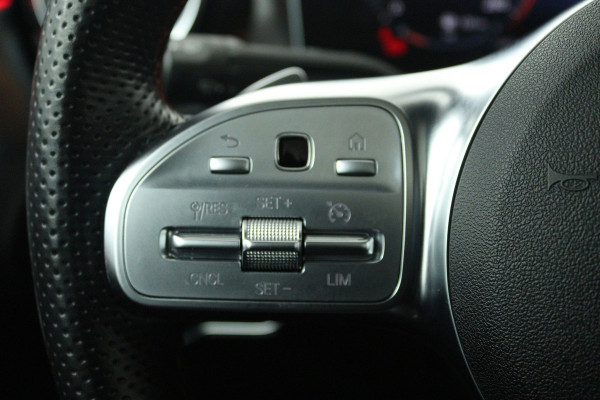 Mercedes-Benz CLA-Klasse 200 Business Solution AMG (PANORAMADAK, SFEERVERLICHTING, STOELVERWARMING, 1e EIGENAAR, GO