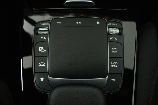Mercedes-Benz CLA-Klasse 200 Business Solution AMG (PANORAMADAK, SFEERVERLICHTING, STOELVERWARMING, 1e EIGENAAR, GO