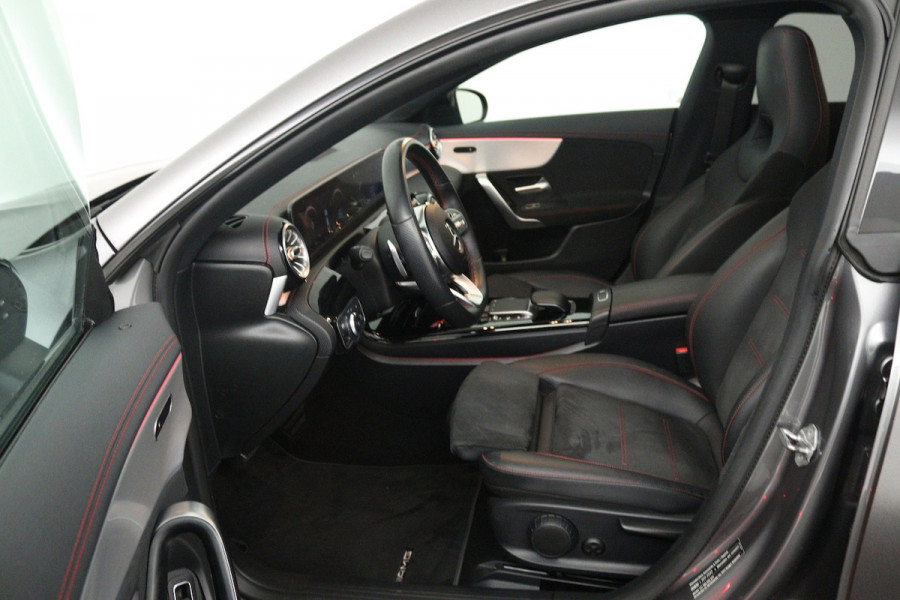 Mercedes-Benz CLA-Klasse 200 Business Solution AMG (PANORAMADAK, SFEERVERLICHTING, STOELVERWARMING, 1e EIGENAAR, GO