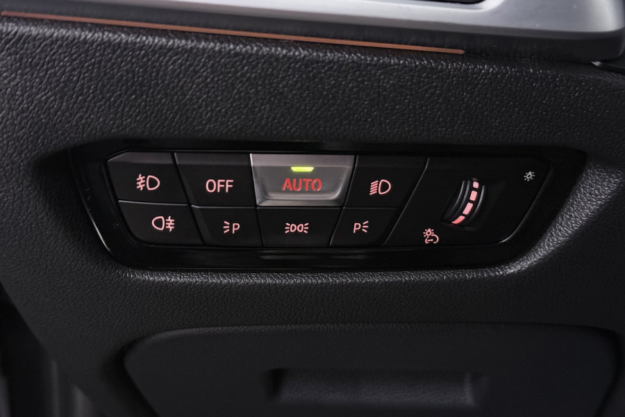 BMW 3-serie 320i High Executive Edition (STOELVERWARMING, CAMERA, PDC, SFEERVERLICHTING, TREKHAAK AFNE