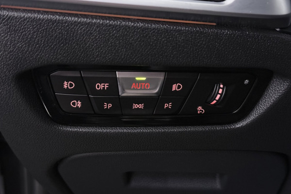 BMW 3-serie 320i High Executive Edition (STOELVERWARMING, CAMERA, PDC, SFEERVERLICHTING, TREKHAAK AFNE