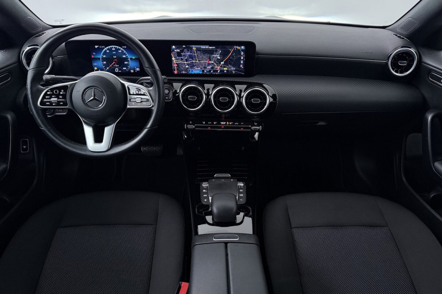 Mercedes-Benz CLA-Klasse 180 Business Line (STOELVERWARMING, NAVIGATIE, CAMERA, PARKEERSENSOREN)
