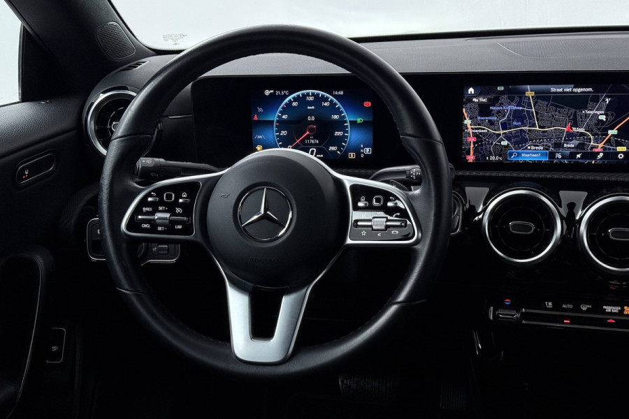 Mercedes-Benz CLA-Klasse 180 Business Line (STOELVERWARMING, NAVIGATIE, CAMERA, PARKEERSENSOREN)