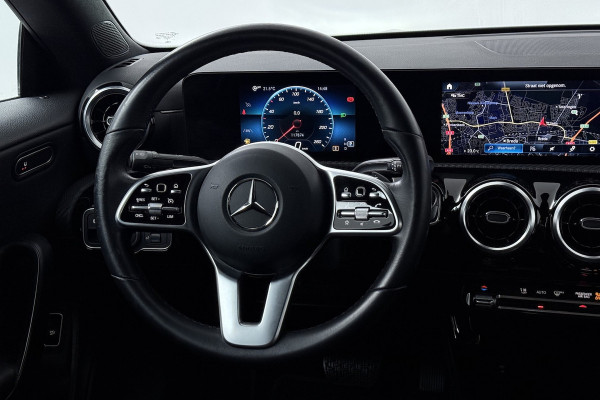 Mercedes-Benz CLA-Klasse 180 Business Line (STOELVERWARMING, NAVIGATIE, CAMERA, PARKEERSENSOREN)