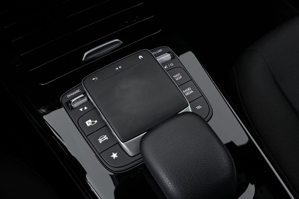 Mercedes-Benz CLA-Klasse 180 Business Line (STOELVERWARMING, NAVIGATIE, CAMERA, PARKEERSENSOREN)