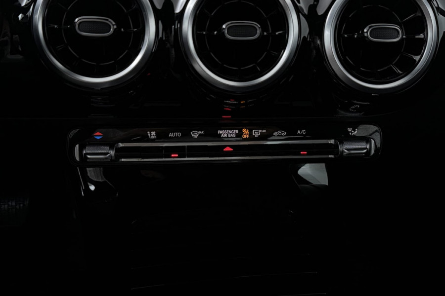 Mercedes-Benz CLA-Klasse 180 Business Line (STOELVERWARMING, NAVIGATIE, CAMERA, PARKEERSENSOREN)