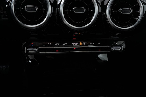 Mercedes-Benz CLA-Klasse 180 Business Line (STOELVERWARMING, NAVIGATIE, CAMERA, PARKEERSENSOREN)