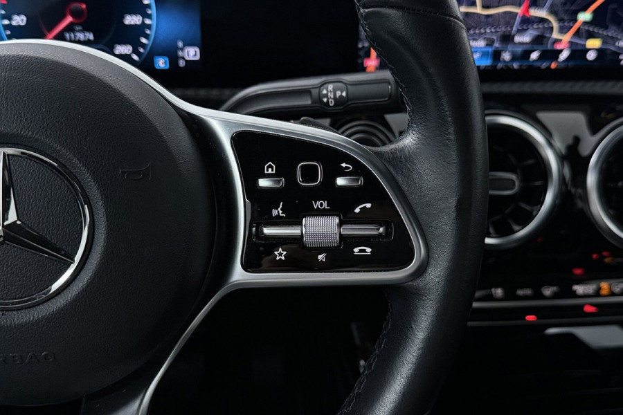 Mercedes-Benz CLA-Klasse 180 Business Line (STOELVERWARMING, NAVIGATIE, CAMERA, PARKEERSENSOREN)