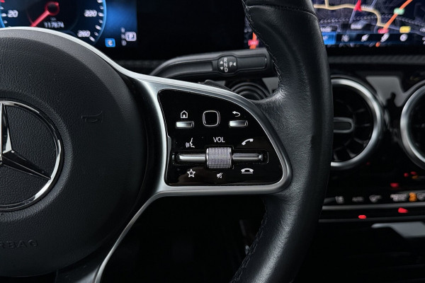 Mercedes-Benz CLA-Klasse 180 Business Line (STOELVERWARMING, NAVIGATIE, CAMERA, PARKEERSENSOREN)