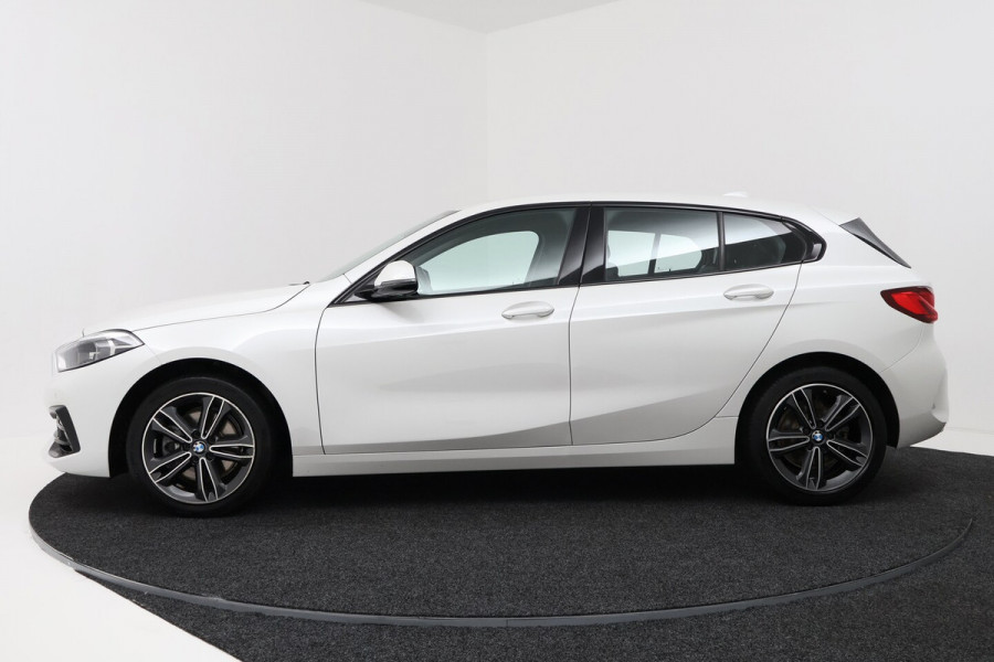 BMW 1-serie 118i Executive Edition (SFEERVERLICHTING, NAVIGATIE, CRUISE CONTROL, PARKEERSENSOREN, DEAL