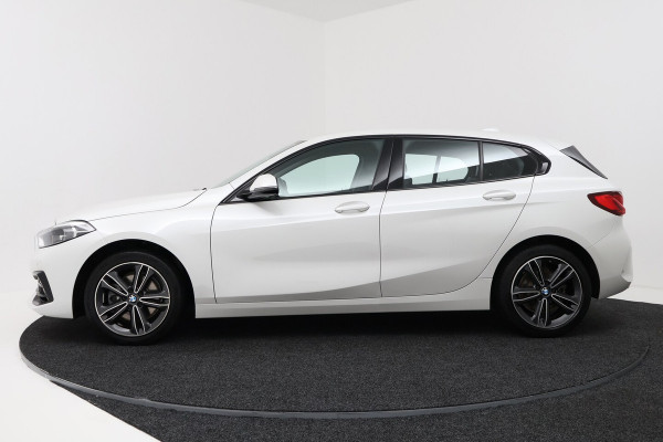 BMW 1-serie 118i Executive Edition (SFEERVERLICHTING, NAVIGATIE, CRUISE CONTROL, PARKEERSENSOREN, DEAL
