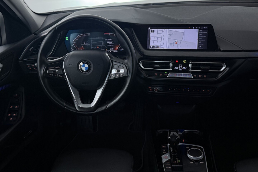 BMW 1-serie 118i Executive Edition (SFEERVERLICHTING, NAVIGATIE, CRUISE CONTROL, PARKEERSENSOREN, DEAL