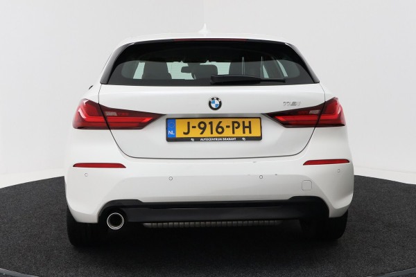 BMW 1-serie 118i Executive Edition (SFEERVERLICHTING, NAVIGATIE, CRUISE CONTROL, PARKEERSENSOREN, DEAL