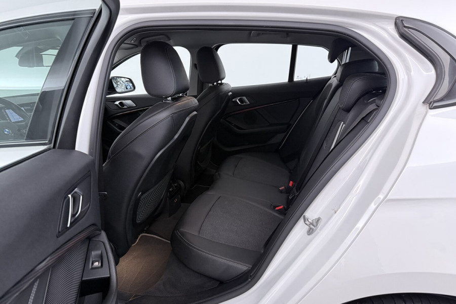 BMW 1-serie 118i Executive Edition (SFEERVERLICHTING, NAVIGATIE, CRUISE CONTROL, PARKEERSENSOREN, DEAL