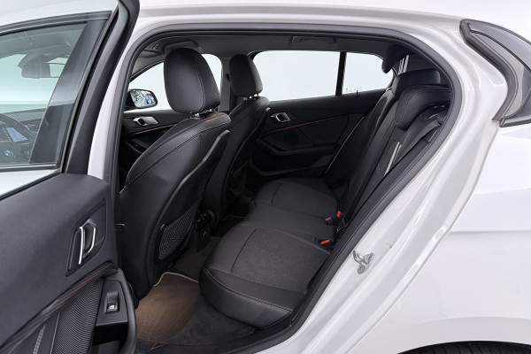 BMW 1-serie 118i Executive Edition (SFEERVERLICHTING, NAVIGATIE, CRUISE CONTROL, PARKEERSENSOREN, DEAL