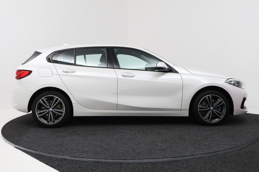 BMW 1-serie 118i Executive Edition (SFEERVERLICHTING, NAVIGATIE, CRUISE CONTROL, PARKEERSENSOREN, DEAL