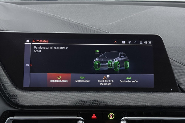 BMW 1-serie 118i Executive Edition (SFEERVERLICHTING, NAVIGATIE, CRUISE CONTROL, PARKEERSENSOREN, DEAL