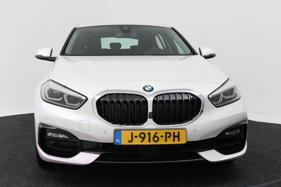 BMW 1-serie 118i Executive Edition (SFEERVERLICHTING, NAVIGATIE, CRUISE CONTROL, PARKEERSENSOREN, DEAL