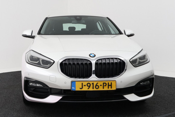 BMW 1-serie 118i Executive Edition (SFEERVERLICHTING, NAVIGATIE, CRUISE CONTROL, PARKEERSENSOREN, DEAL