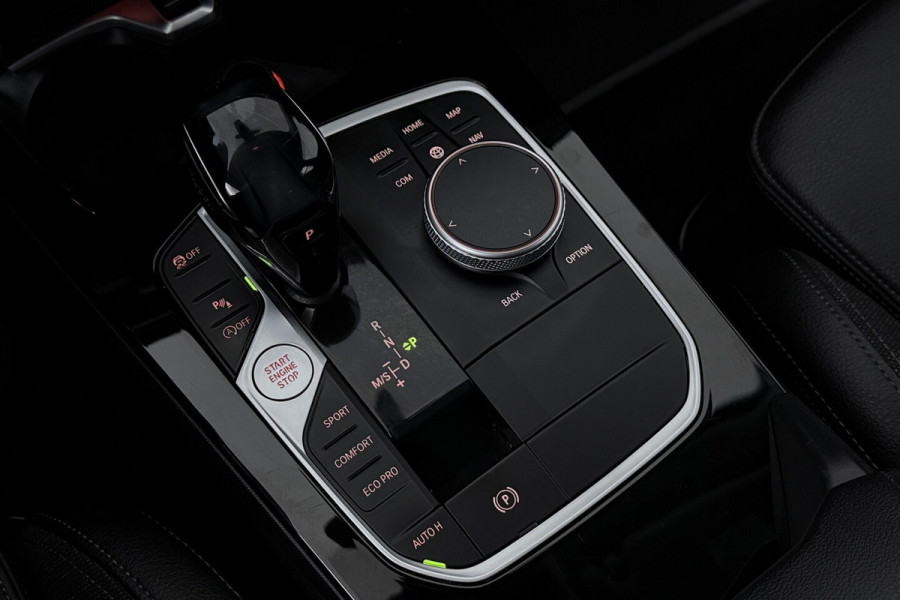 BMW 1-serie 118i Executive Edition (SFEERVERLICHTING, NAVIGATIE, CRUISE CONTROL, PARKEERSENSOREN, DEAL