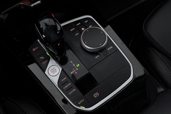 BMW 1-serie 118i Executive Edition (SFEERVERLICHTING, NAVIGATIE, CRUISE CONTROL, PARKEERSENSOREN, DEAL