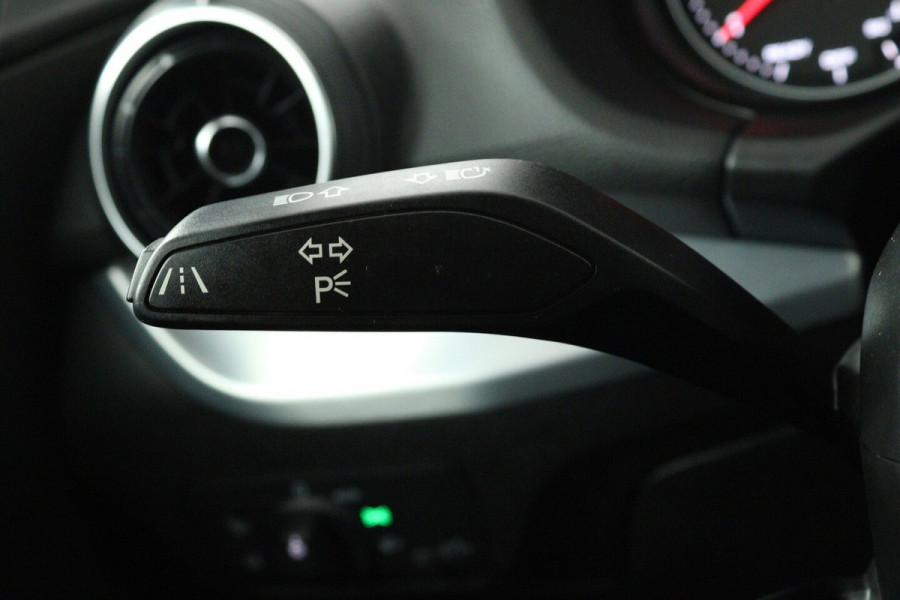 Audi Q2 30 TFSI S Edition (STOELVERWARMING, CRUISE CONTROL ADAPTIEF, NAVGATIE, PARKEERSENSOREN)