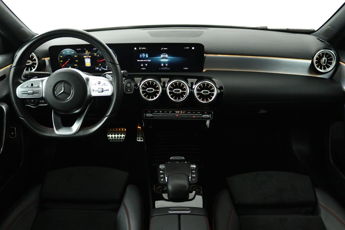 Mercedes-Benz A-Klasse 200 Business Solution AMG (PANORAMADAK, STOELVERWARMING, ACHTERUITRIJCAMERA, SFEERVERLICHT