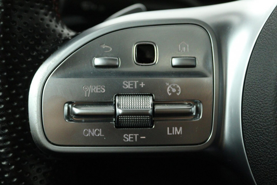 Mercedes-Benz A-Klasse 200 Business Solution AMG (PANORAMADAK, STOELVERWARMING, ACHTERUITRIJCAMERA, SFEERVERLICHT