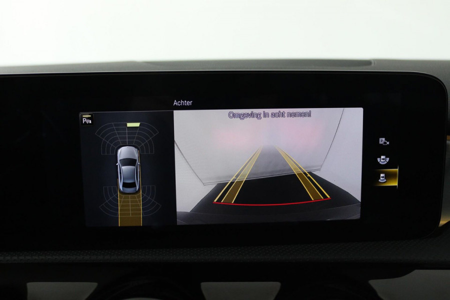 Mercedes-Benz A-Klasse 200 Business Solution AMG (PANORAMADAK, STOELVERWARMING, ACHTERUITRIJCAMERA, SFEERVERLICHT